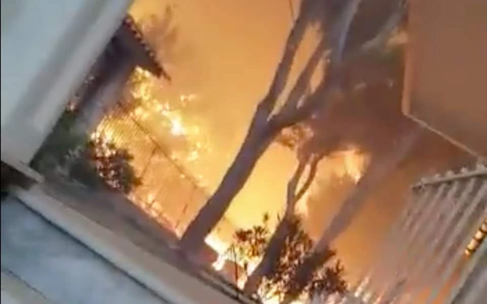 «Εριξα πάνω μου ένα κουβά νερό και σώθηκα» – Η μαρτυρία του ανθρώπου πίσω από το βίντεο-ντοκουμέντο από το Μάτι